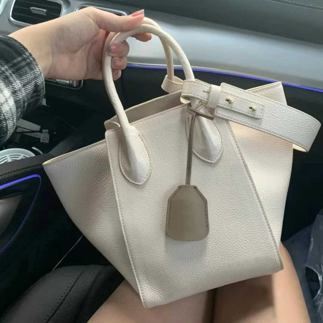high quality luxury brand Wing Bucket Cowhide 2023 New Small Luxury One Shoulder Crossbody Portable Vegetable Basket Bag Girl
high quality luxury brand Wing Bucket Cowhide 2023 New Small Luxury One Shoulder Crossbody Portable Vegetable Basket Bag Girl