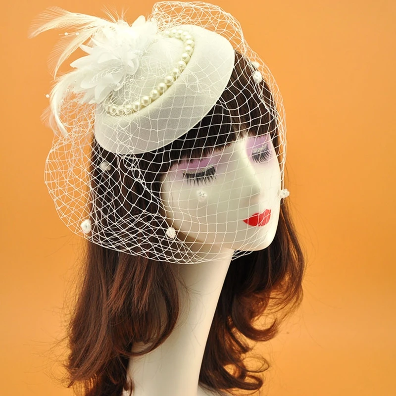 X7YC Retro Feather Headwear Pearl Fascinators Hat with Veil Hair Clip Festival Crown Mesh Bowknots Headdress for Cocktail
X7YC Retro Feather Headwear Pearl Fascinators Hat with Veil Hair Clip Festival Crown Mesh Bowknots Headdress for Cocktail