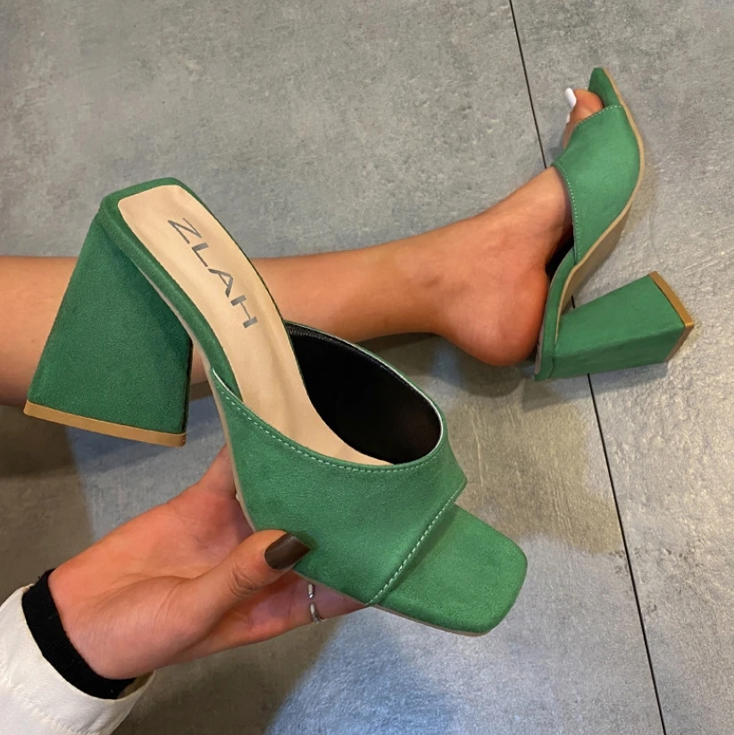 Летние женские туфли на высоком каблуке, модель 2022 года, внешние модные Тапочки большого размера на квадратном каблуке 
Летние женские туфли на высоком каблуке, модель 2022 года, внешние модные Тапочки большого размера на квадратном каблуке