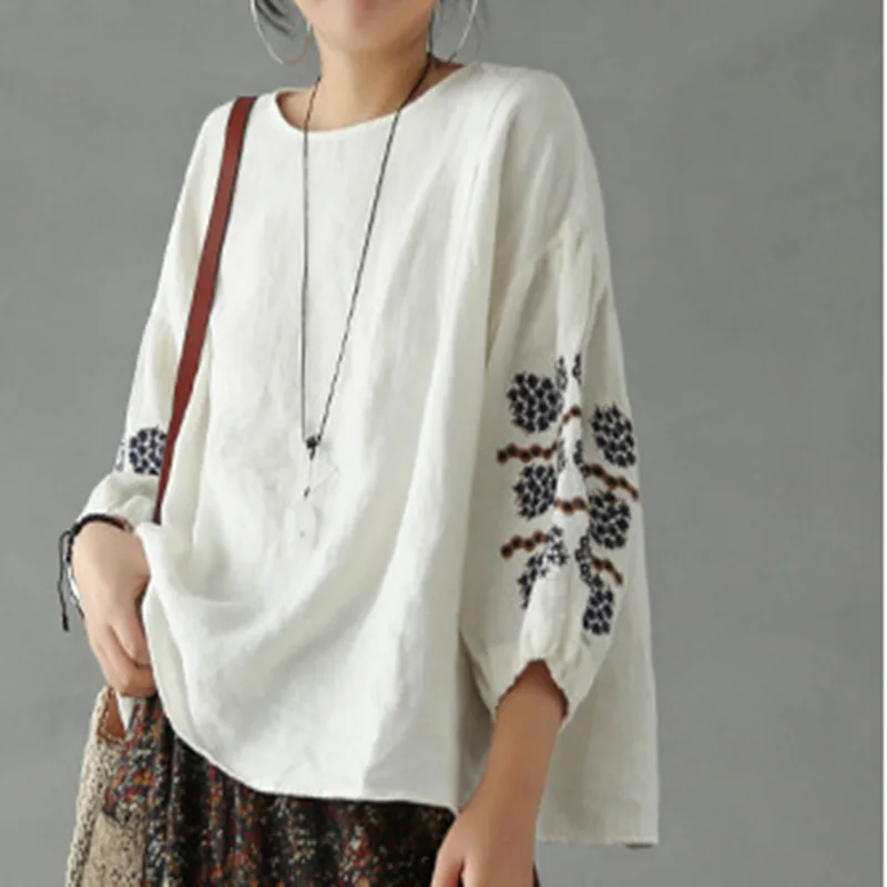 2022 European and American Women's Spring and Autumn New Round Neck Loose Shirt Retro Printing Nine-point Sleeve Casual Top.
2022 European and American Women's Spring and Autumn New Round Neck Loose Shirt Retro Printing Nine-point Sleeve Casual Top.