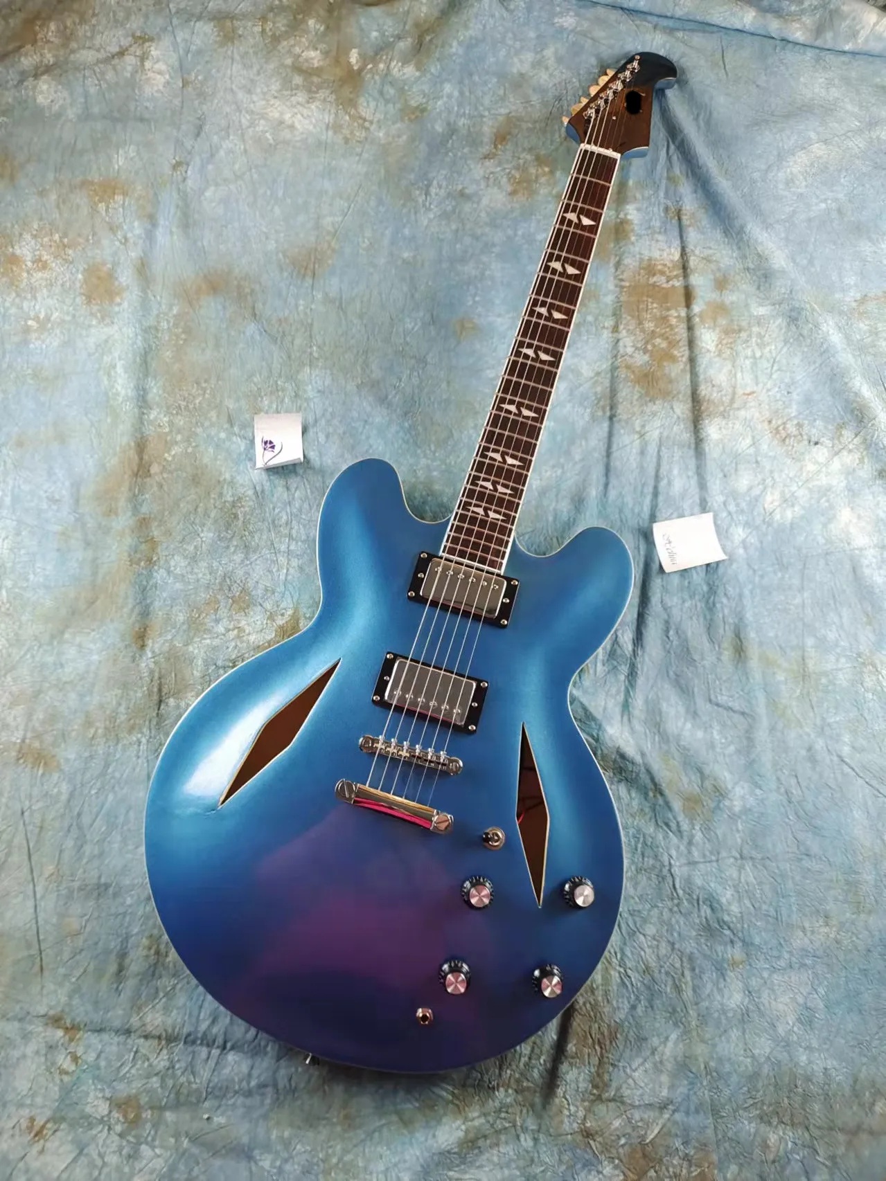 High quality 335 electric guitar, all hollow, F hole, blue and silver shining, in stock, fast shipping, free shipping
High quality 335 electric guitar, all hollow, F hole, blue and silver shining, in stock, fast shipping, free shipping