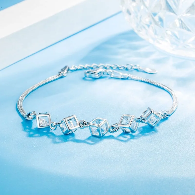 Elegant Fashion Zircon Square Geometric Bracelets Female Love Rubik's Cube Crystal Personality All-Match Bracelet Jewelry Gifts
Elegant Fashion Zircon Square Geometric Bracelets Female Love Rubik's Cube Crystal Personality All-Match Bracelet Jewelry Gifts