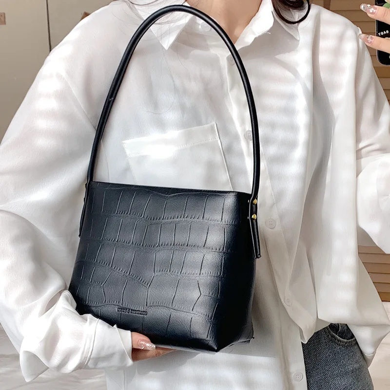 High-end Brand Designer Small Bag Women's Bag 2022 New Retro Handbag All-match Shoulder Underarm Bag Fashion Ladies Bucket Bag
High-end Brand Designer Small Bag Women's Bag 2022 New Retro Handbag All-match Shoulder Underarm Bag Fashion Ladies Bucket Bag