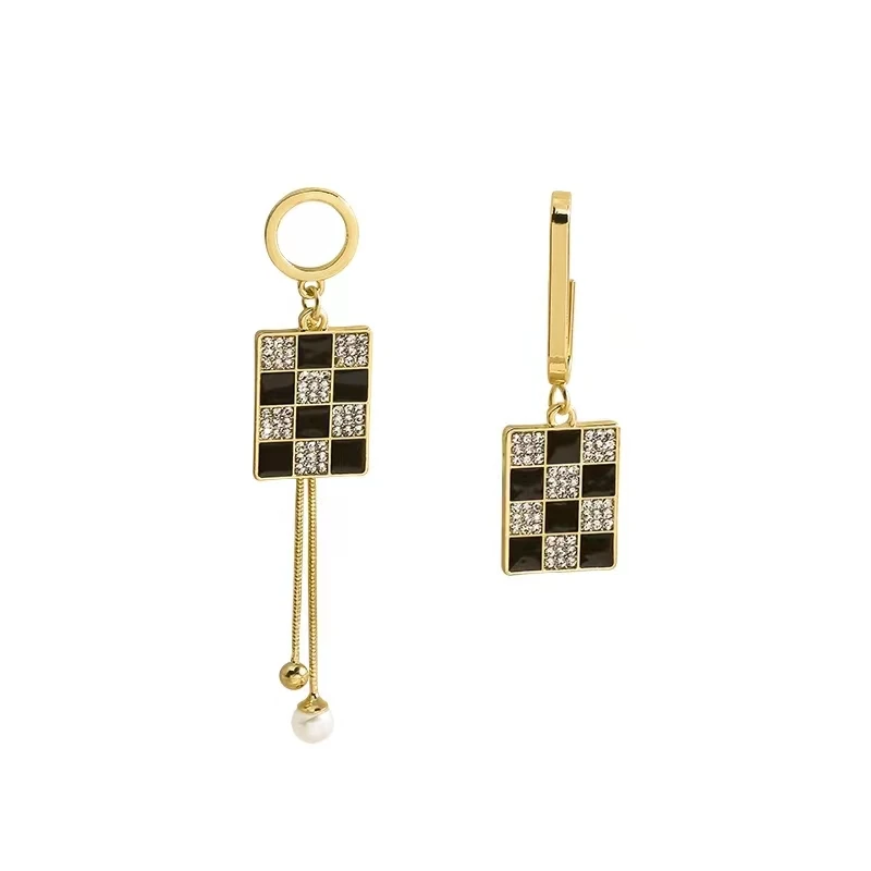 2023 New Asymmetric Geometric Black Square Grid Pendant Dangle Earring Metal Tassles Pearl Earrings for Woman Classic Jewelry
2023 New Asymmetric Geometric Black Square Grid Pendant Dangle Earring Metal Tassles Pearl Earrings for Woman Classic Jewelry
