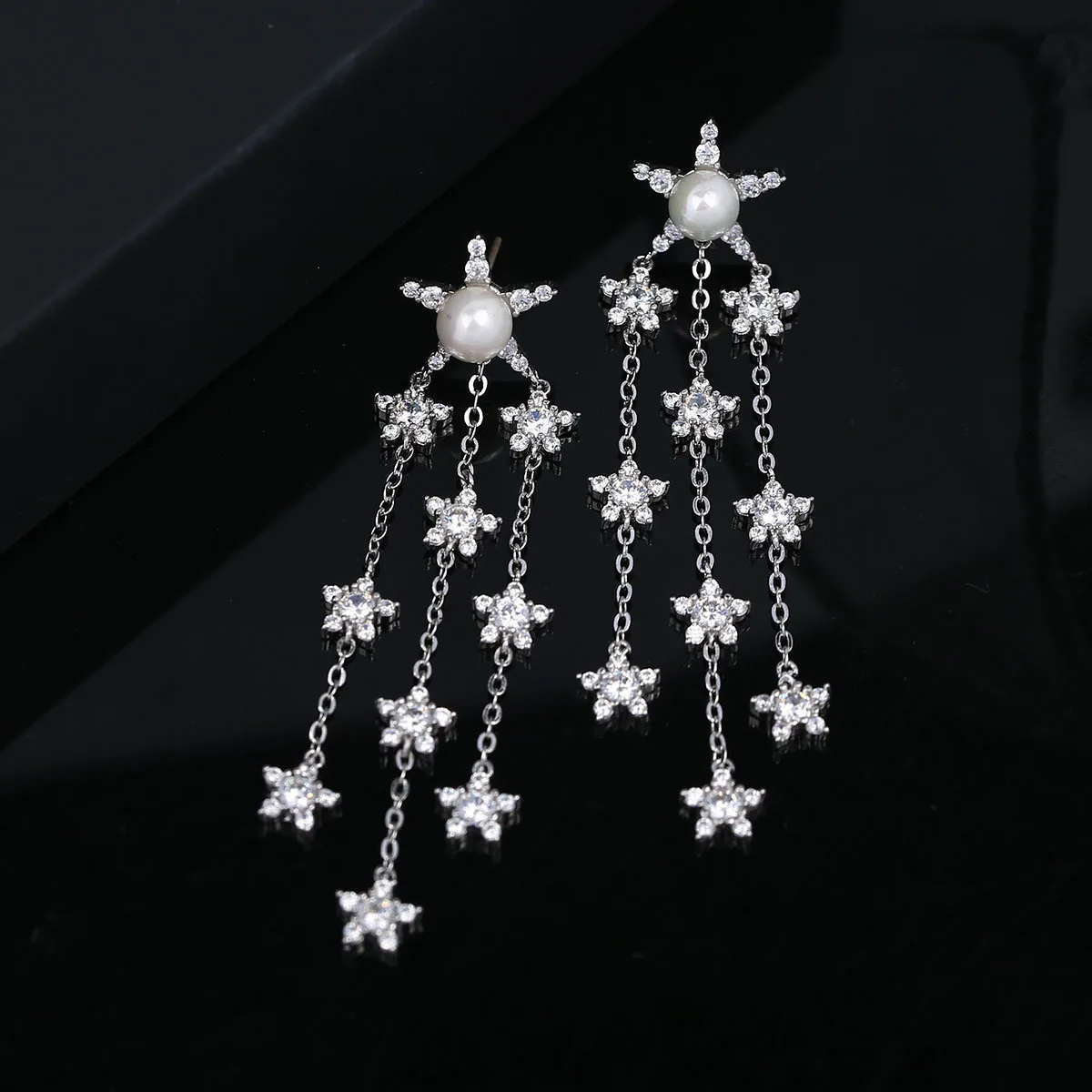 women's new retro exaggerated pearl five-pointed star earrings designer sparkling starry long banquet wedding jewelry
women's new retro exaggerated pearl five-pointed star earrings designer sparkling starry long banquet wedding jewelry