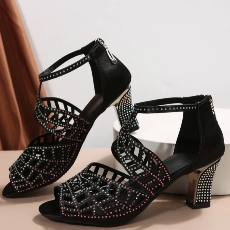 Women Summer New Rhinestone Hollow Out Faux Leather Thick Heel Zipper Sandals Shoes 2023 Sexy Ladies Sandals Plus Size 36-43
Women Summer New Rhinestone Hollow Out Faux Leather Thick Heel Zipper Sandals Shoes 2023 Sexy Ladies Sandals Plus Size 36-43