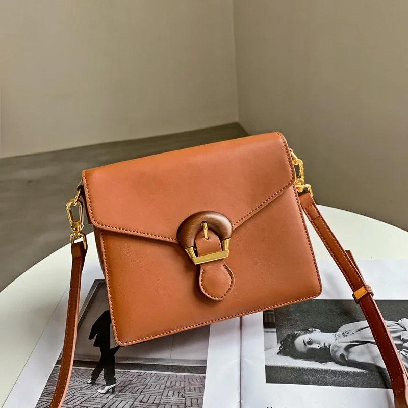 Роскошный качественный подлинный брендовый высокий 2023 Новый Повседневный кожаный квадратный с защелкой типа флип небольшая толпа на одно ...
Роскошный качественный подлинный брендовый высокий 2023 Новый Повседневный кожаный квадратный с защелкой типа флип небольшая толпа на одно ...