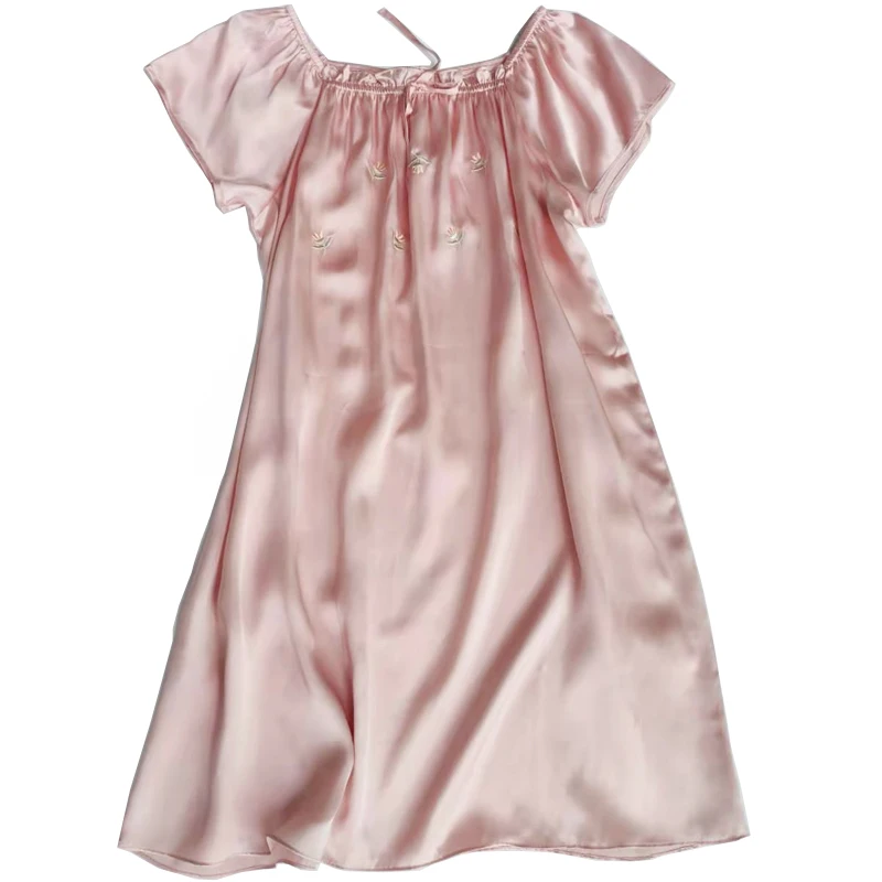 100% Mulberry Silk Solid Color Embroidery Short Sleeved Baby Skirt Nightdress Home Clothes Lovely Simple Pajamas Summer Pajamas
100% Mulberry Silk Solid Color Embroidery Short Sleeved Baby Skirt Nightdress Home Clothes Lovely Simple Pajamas Summer Pajamas