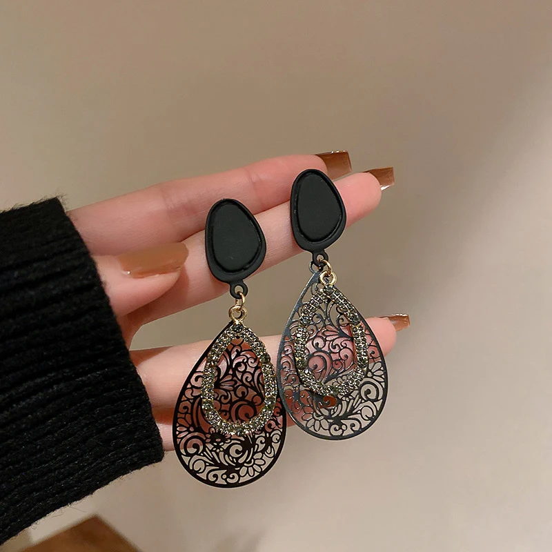 Niche Black Hollow Pattern Water Drop Metal Vintage Earrings For Women Korean Fashion Earring Daily Birthday Party Jewelry Gifts
Niche Black Hollow Pattern Water Drop Metal Vintage Earrings For Women Korean Fashion Earring Daily Birthday Party Jewelry Gifts
