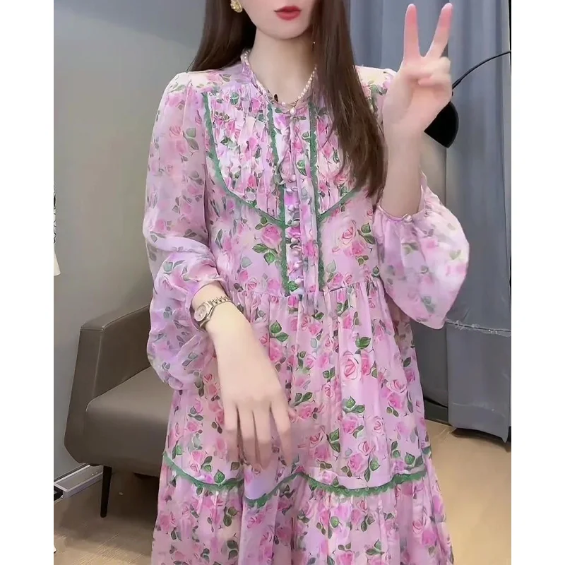 2023 New Spring and Autumn Elegant Pearl Standing Neck Lace Up Sweet and Slim Relaxed Flesh Covering Print Mid Length Dress 
2023 New Spring and Autumn Elegant Pearl Standing Neck Lace Up Sweet and Slim Relaxed Flesh Covering Print Mid Length Dress