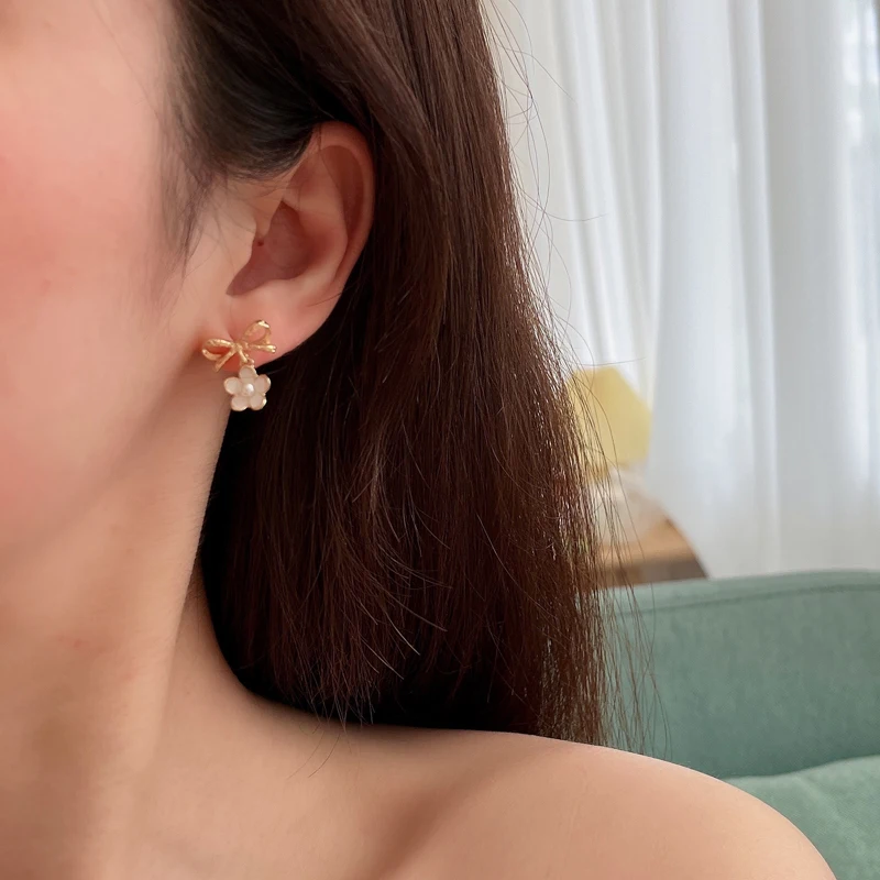 Fashion Jewelry 925 Silver Needle Bowknot Earring 2022 New Trend Sweet Korean Temperament White Flower Earrings For Girl
Fashion Jewelry 925 Silver Needle Bowknot Earring 2022 New Trend Sweet Korean Temperament White Flower Earrings For Girl