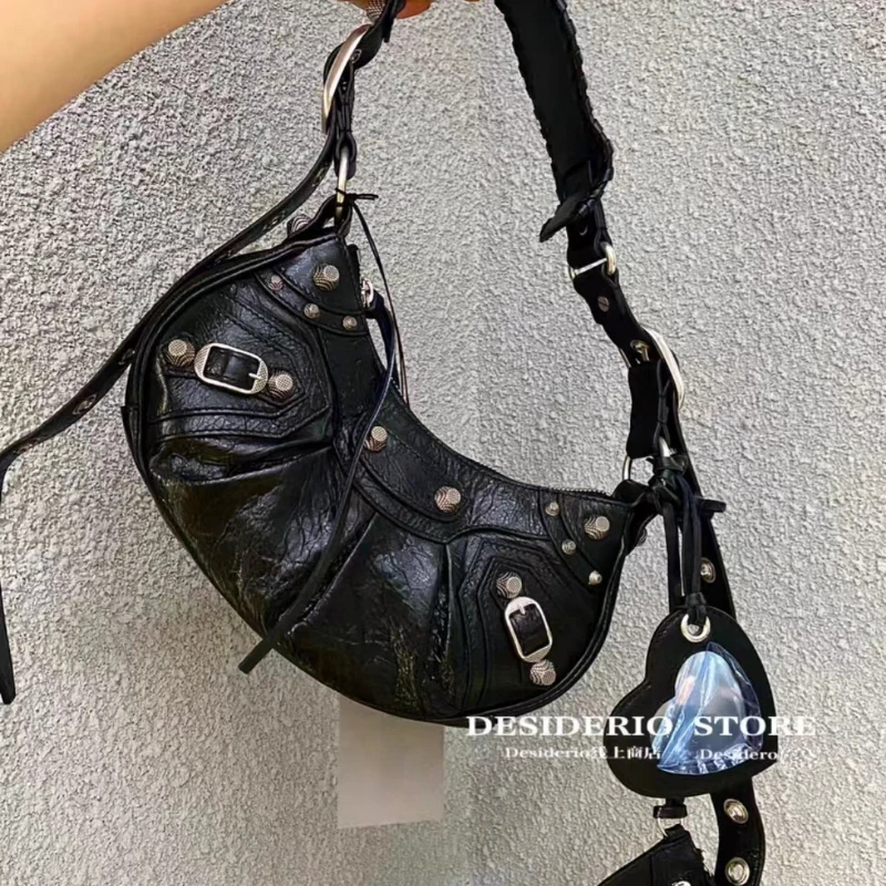 2022 New Women's Soft Pu Leather Fashionable Motorcycle Rivet Shoulder Handbag Autumn and Winter MessengerBags Luxury Brand
2022 New Women's Soft Pu Leather Fashionable Motorcycle Rivet Shoulder Handbag Autumn and Winter MessengerBags Luxury Brand