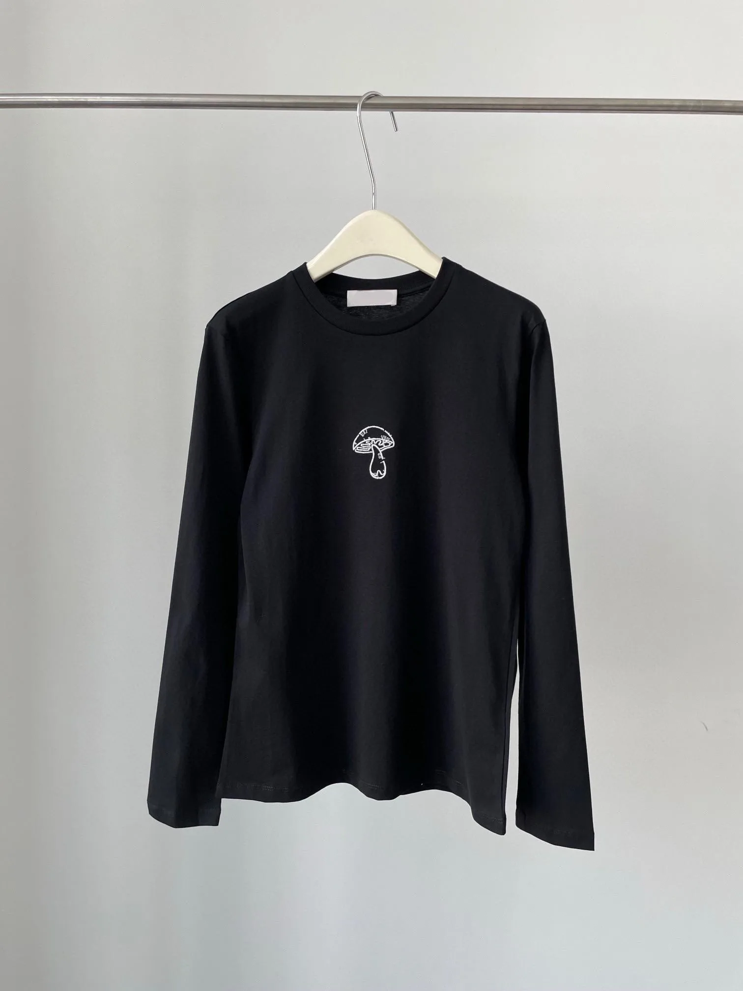 2023 Early Fall New Super Exquisite Embroidered Small Mushroom Long Sleeve T-shirt
2023 Early Fall New Super Exquisite Embroidered Small Mushroom Long Sleeve T-shirt