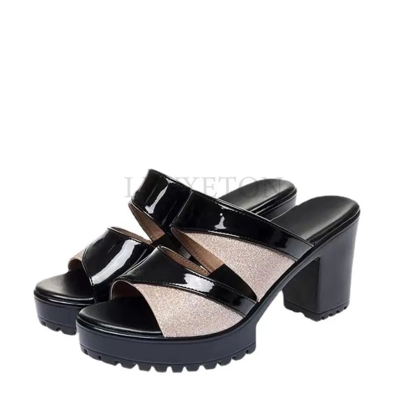 Женские летние сандалии на толстой подошве и высоком каблуке 
Женские летние сандалии на толстой подошве и высоком каблуке