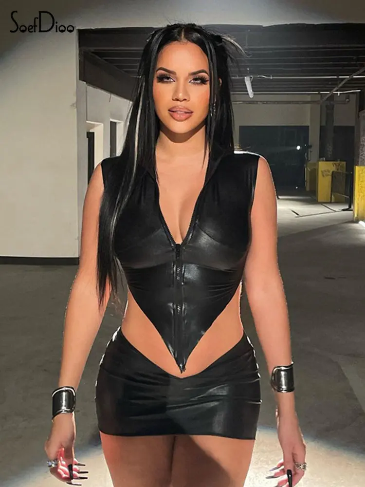 Комплект из двух предметов Soefdioo из искусственной кожи, черный женский сексуальный уникальный топ на молнии и мини-юбка, подходящий к 2023 женский клубный наряд
Комплект из двух предметов Soefdioo из искусственной кожи, черный женский сексуальный уникальный топ на молнии и мини-юбка, подходящий к 2023 женский клубный наряд