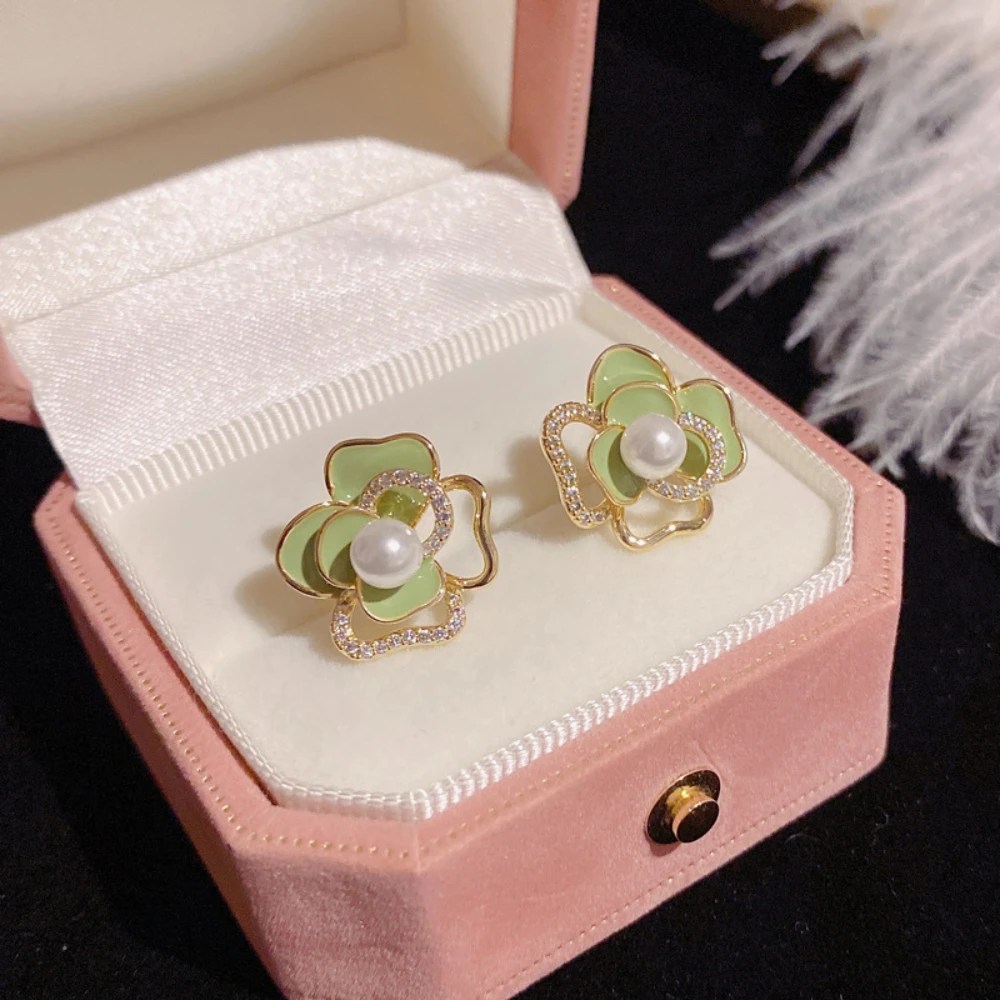 Camellia Flower Stud Earrings Green Pink White Enamel Inlaid Artificial Pearl Hypoallergenic Earring Particular Woman Earrings
Camellia Flower Stud Earrings Green Pink White Enamel Inlaid Artificial Pearl Hypoallergenic Earring Particular Woman Earrings
