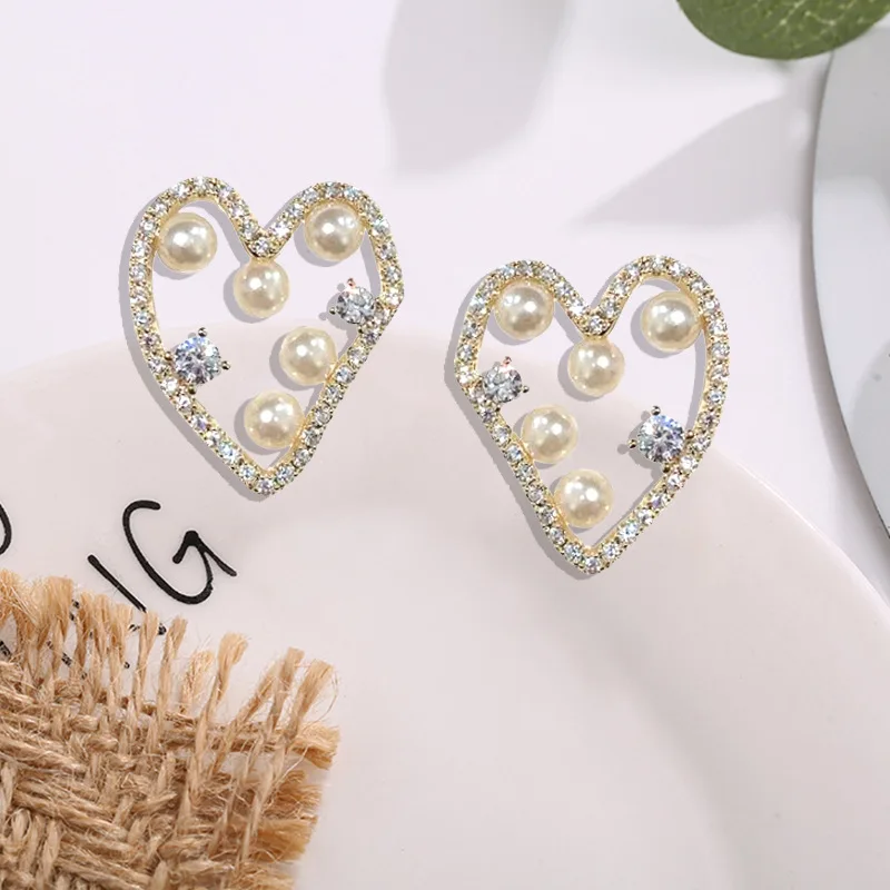 2022 Wholesale New Trendy Irregular Hollow Pearl Heart Earrings Female Niche Design Simple Ear Studs Temperament Earrings
2022 Wholesale New Trendy Irregular Hollow Pearl Heart Earrings Female Niche Design Simple Ear Studs Temperament Earrings