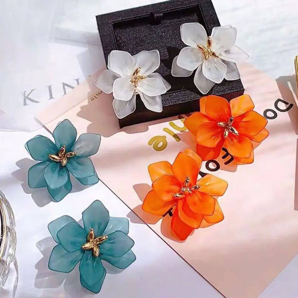 1 пара, серьги-гвоздики в виде цветка 
1 пара, серьги-гвоздики в виде цветка