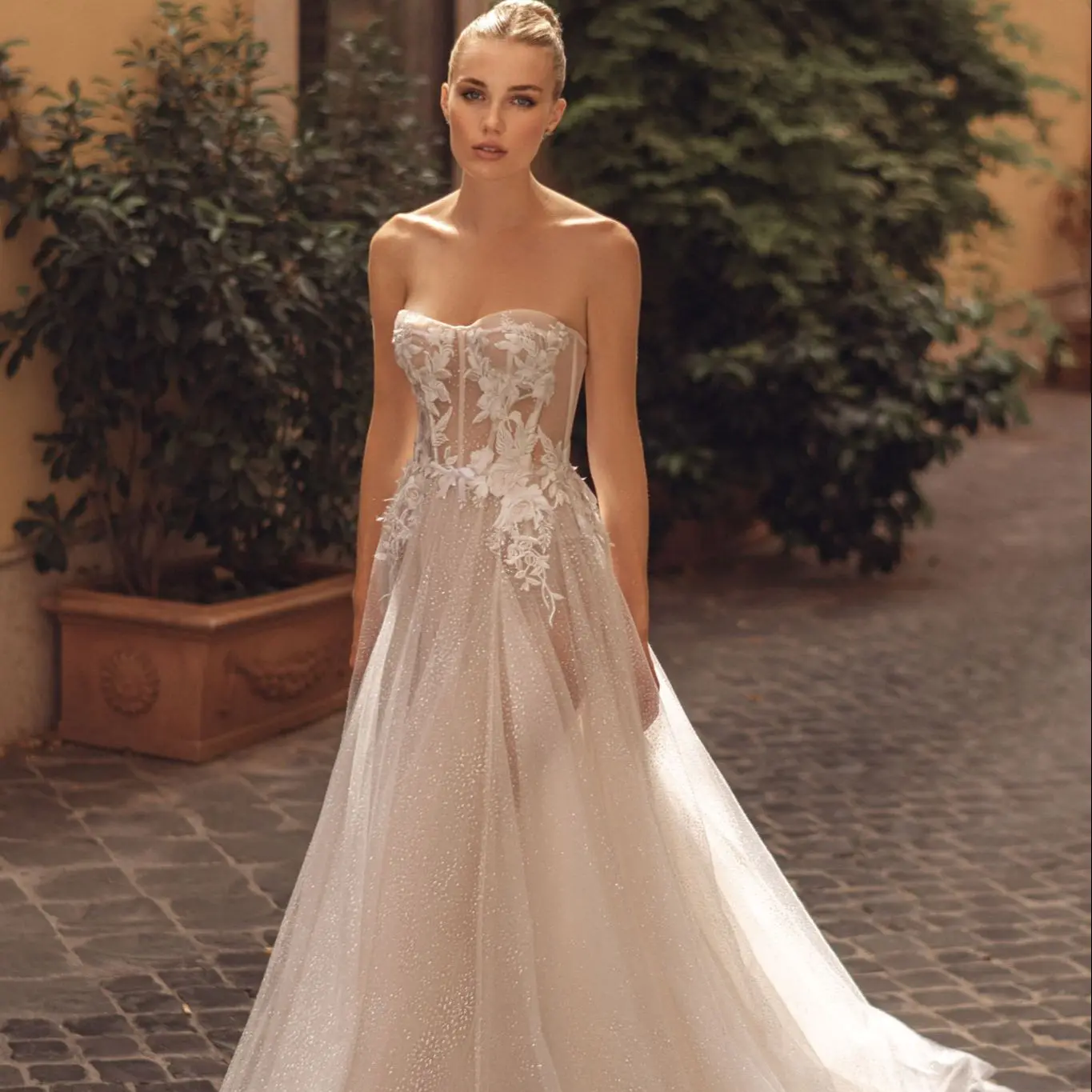 Sweetheart A Line Wedding Dresses Long Shiny Tulle Lace Applique Custom Made Main Dress For Bride Sleeveless Vestido De Novia
Sweetheart A Line Wedding Dresses Long Shiny Tulle Lace Applique Custom Made Main Dress For Bride Sleeveless Vestido De Novia