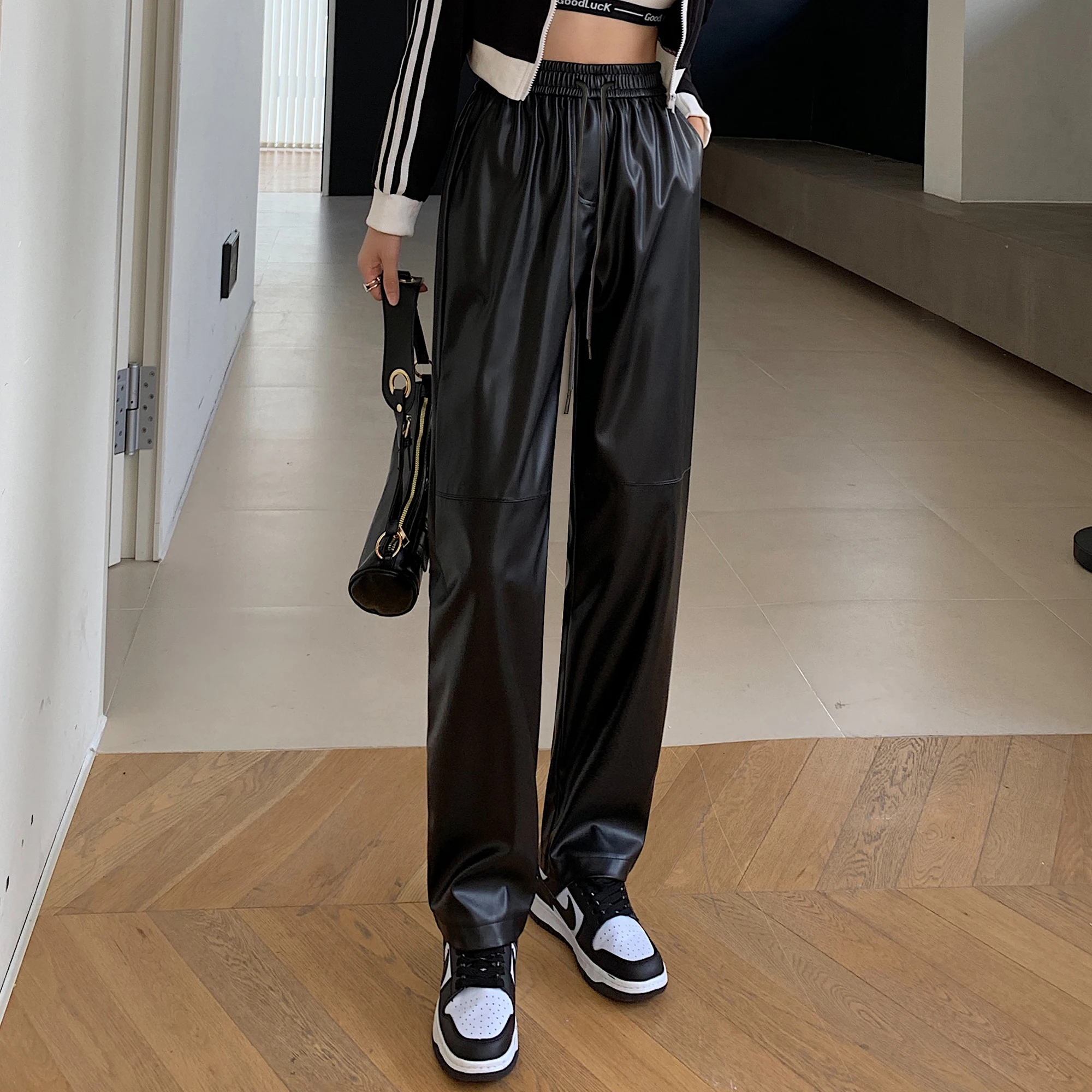 Twicefanx Faux Leather Trousers Women 2022 Autumn Winter New High Waist Loose Straight Pants PU Leather Pants Casual Pants 203B
Twicefanx Faux Leather Trousers Women 2022 Autumn Winter New High Waist Loose Straight Pants PU Leather Pants Casual Pants 203B