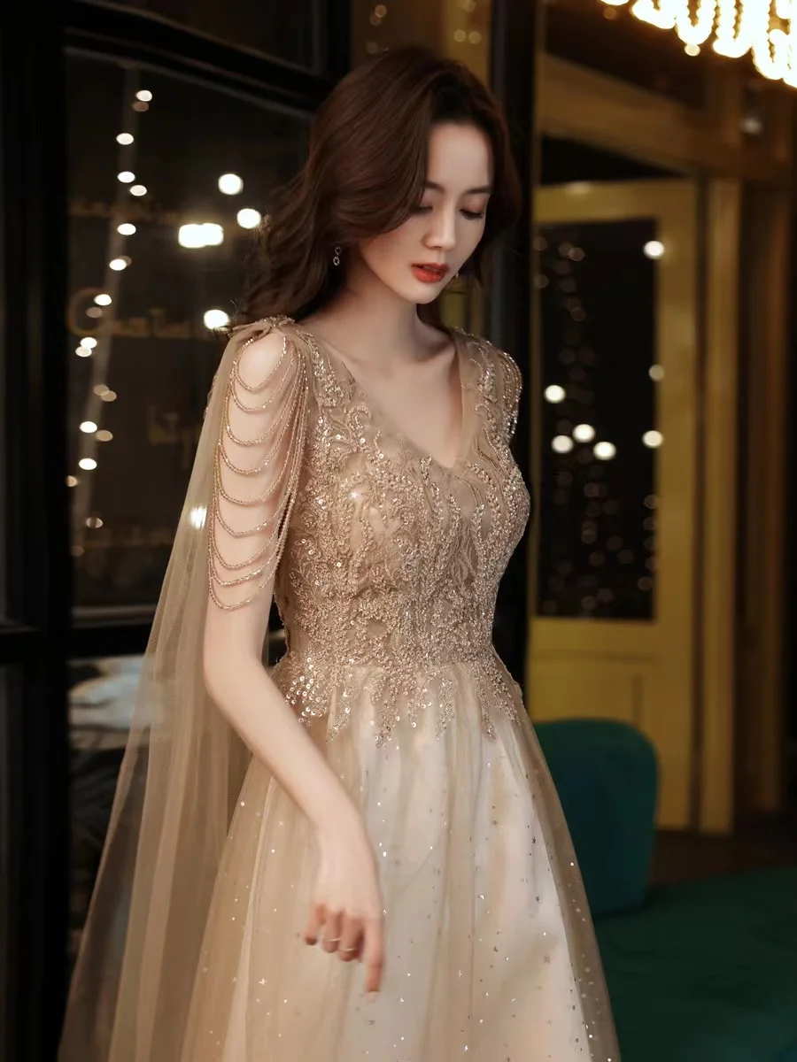 Champagne Gold Evening Dresses With Cape Elegant V-Neck Shiny Sequins Appliques Tulle Shawl New Sexy Formal Celebrity Prom Gowns
Champagne Gold Evening Dresses With Cape Elegant V-Neck Shiny Sequins Appliques Tulle Shawl New Sexy Formal Celebrity Prom Gowns