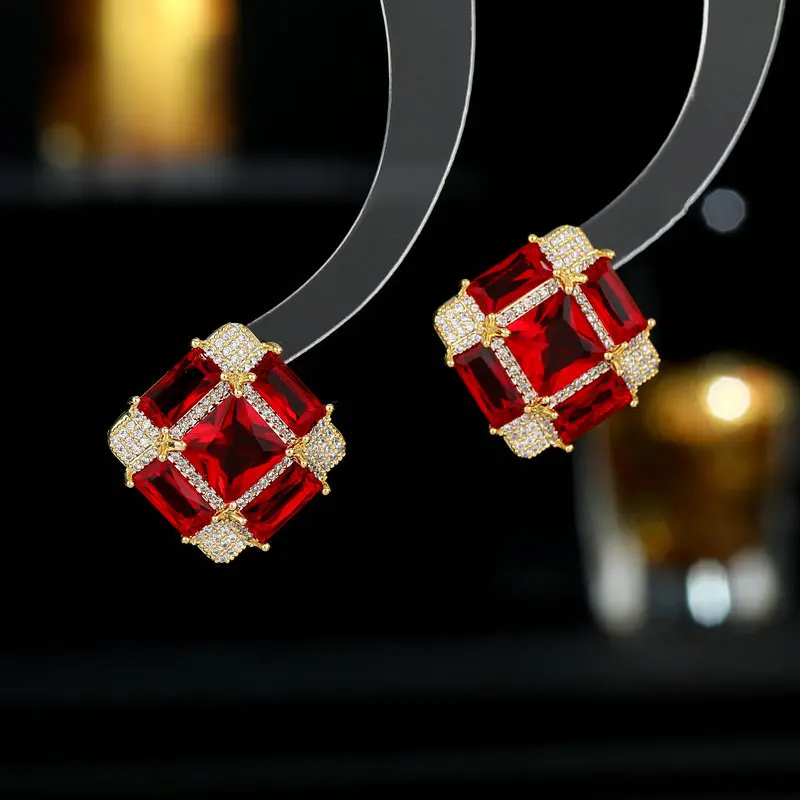 Серьги-гвоздики из серебра пробы с квадратным фианитом
Серьги-гвоздики из серебра пробы с квадратным фианитом