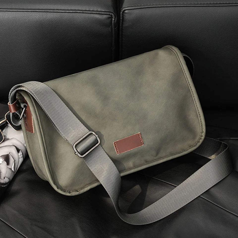 Popular Fashion Shoulder Bag Retro Design High Quality Outdoor Leisure Trend Men's Messenger Small Square Bag Gray Green S109
Popular Fashion Shoulder Bag Retro Design High Quality Outdoor Leisure Trend Men's Messenger Small Square Bag Gray Green S109