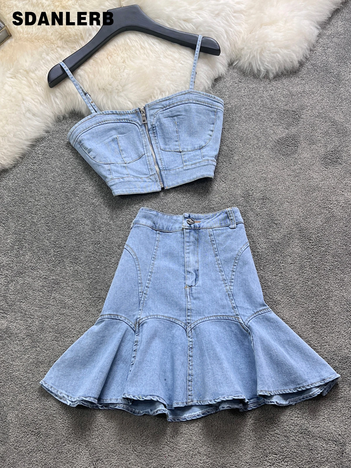 2022 Summer Short Sling New Outer Wear Denim Strap Tube Top for Hot Girls High Waist Chic Slimming Short Skirt Two-Piece Set
2022 Summer Short Sling New Outer Wear Denim Strap Tube Top for Hot Girls High Waist Chic Slimming Short Skirt Two-Piece Set