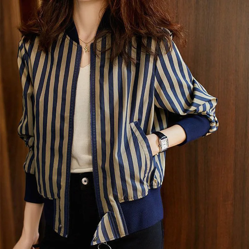 Fashion O-Neck Pockets Loose Zipper Striped Coats Female Clothing 2023 Autumn New Casual Tops All-match Commute Jackets
Fashion O-Neck Pockets Loose Zipper Striped Coats Female Clothing 2023 Autumn New Casual Tops All-match Commute Jackets