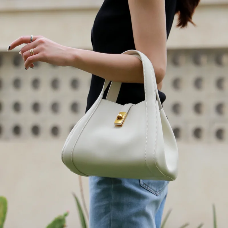 Fashion Soft Genuine Leather Luxury Designer Handbag Portable One Shoulder Crossbody Women's Mini Tote Bag Solid Basket Bag 2023
Fashion Soft Genuine Leather Luxury Designer Handbag Portable One Shoulder Crossbody Women's Mini Tote Bag Solid Basket Bag 2023