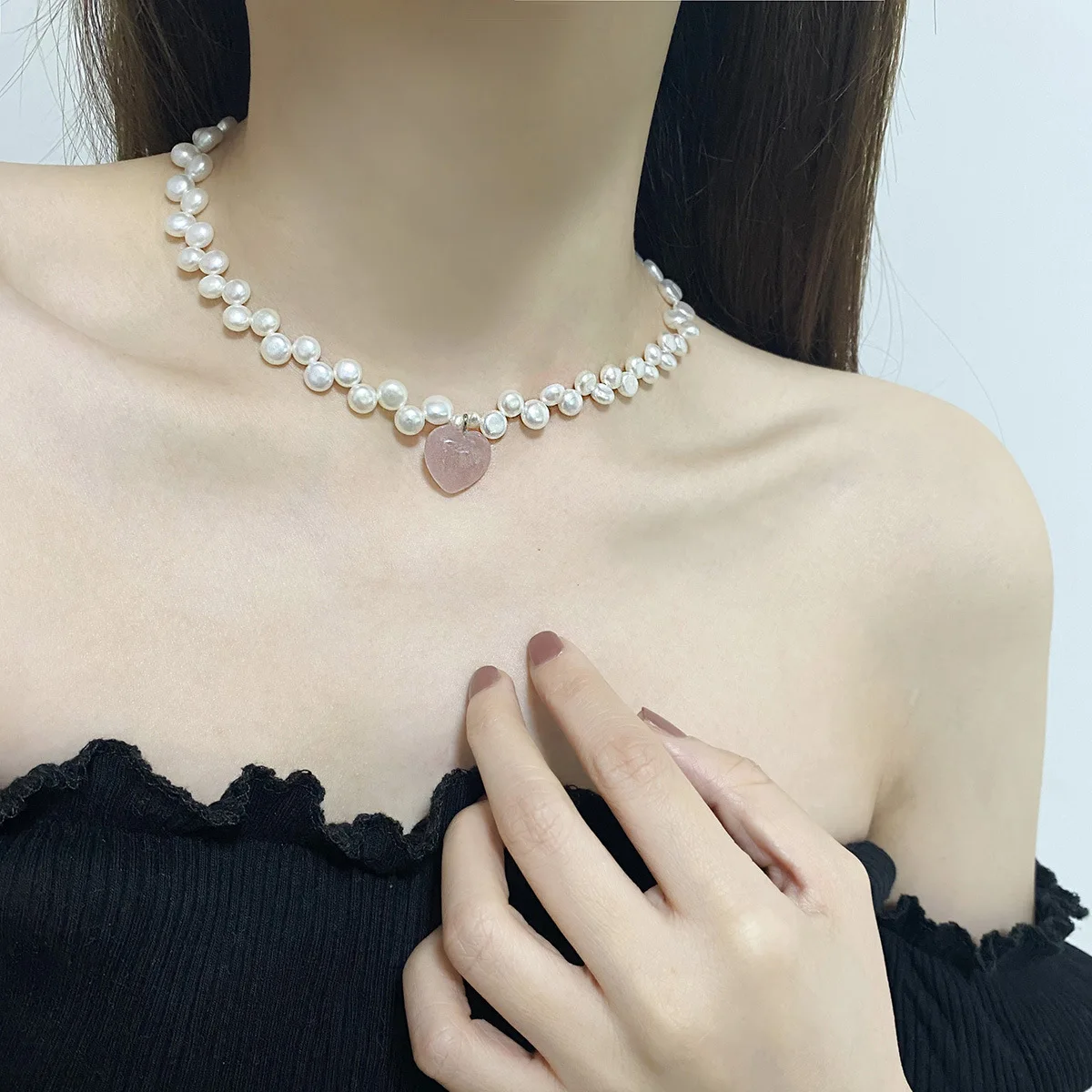 TAUAM New Minimalist Pink Heart Trendy Ladies Gold Color Creative Chain Chunky Freshwater Pearl Necklace Brass Chain Bead Choker
TAUAM New Minimalist Pink Heart Trendy Ladies Gold Color Creative Chain Chunky Freshwater Pearl Necklace Brass Chain Bead Choker