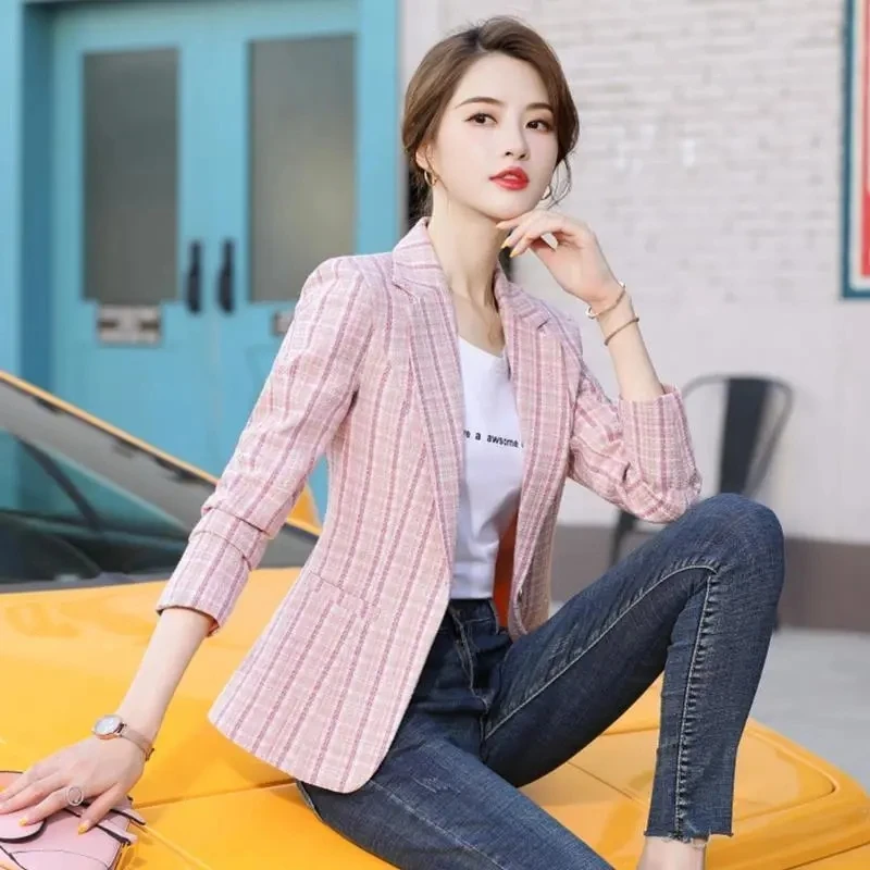 Autumn Elegant Women Pink Blazer 2022 England Style Slim Long Sleeve Outwear Female Single Button Blazer Short Plaid Suit Jacket
Autumn Elegant Women Pink Blazer 2022 England Style Slim Long Sleeve Outwear Female Single Button Blazer Short Plaid Suit Jacket