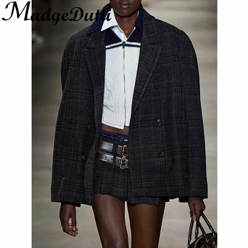11.3 MadgeDutti Runway Fashion Wool 2 Piece Set Lapel Double Breasted Midi Blazer Or Letter Embroidery Pleated Skirt Women
11.3 MadgeDutti Runway Fashion Wool 2 Piece Set Lapel Double Breasted Midi Blazer Or Letter Embroidery Pleated Skirt Women