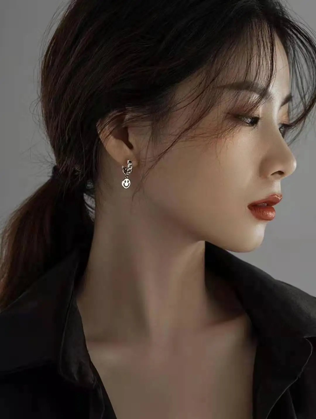 Fashion Smiley Earrings Sparkling Hollow Smiling Face Stud Earrings for Women Geometric Gold Color Ear Piercing Party Jewelry
Fashion Smiley Earrings Sparkling Hollow Smiling Face Stud Earrings for Women Geometric Gold Color Ear Piercing Party Jewelry