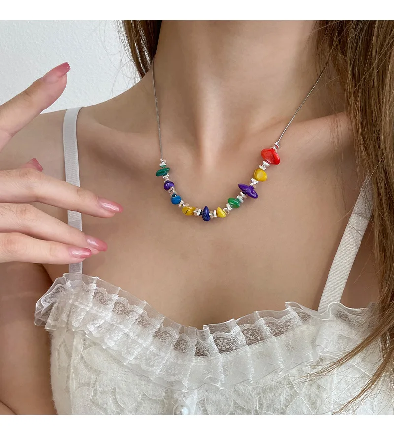 

Ожерелье из разноцветного дробленого камня для девочек, красивые аксессуары, цепочка из титановой стали с замком