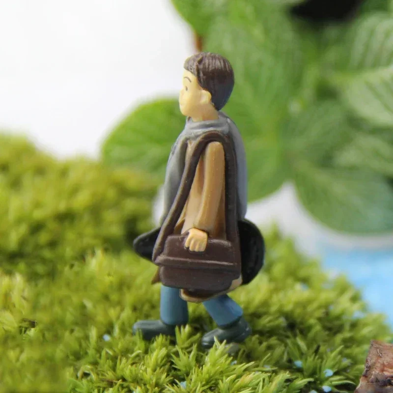 Миниатюрная статуэтка пары влюбленных из смолы 
Миниатюрная статуэтка пары влюбленных из смолы