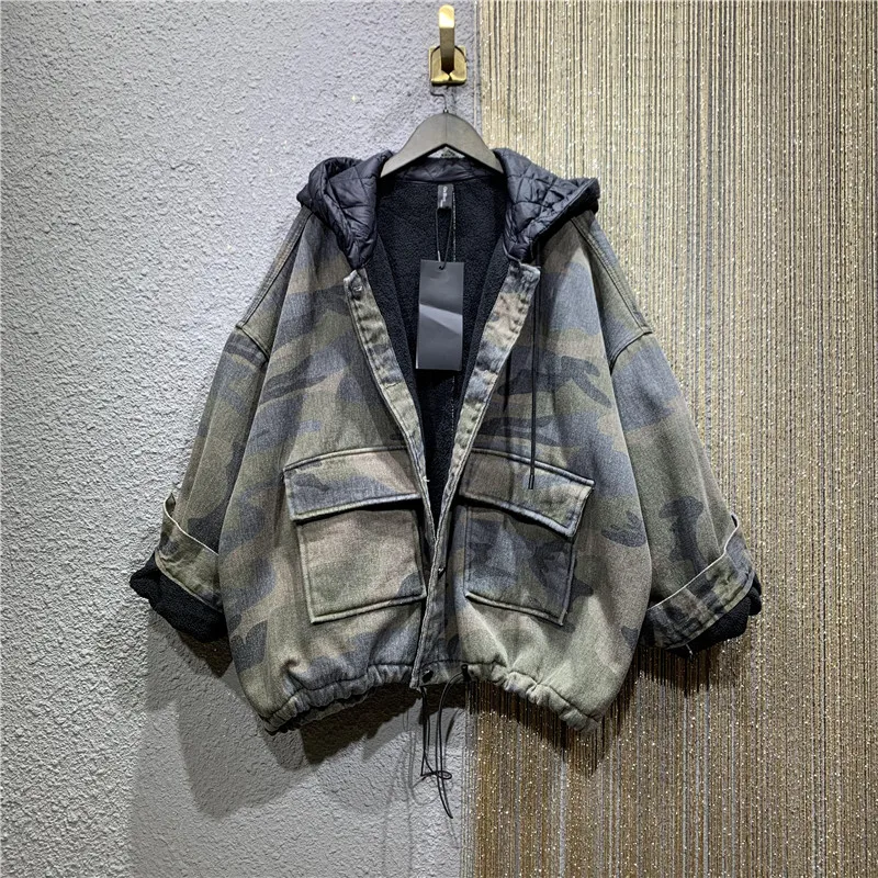 Повседневное Свободное пальто большого размера, женская зимняя одежда, модная камуфляжная джинсовая теплая утепленная куртка с капюшоном из овечьей шерсти и хлопковой подкладкой
Повседневное Свободное пальто большого размера, женская зимняя одежда, модная камуфляжная джинсовая теплая утепленная куртка с капюшоном из овечьей шерсти и хлопковой подкладкой