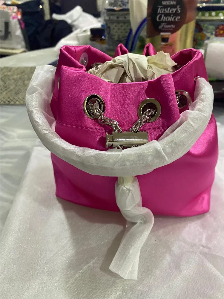 Женская сумка, высококачественные шелковые Сумки-ведра, женские индивидуальные сумки на плечо со стразами для женщин
Женская сумка, высококачественные шелковые Сумки-ведра, женские индивидуальные сумки на плечо со стразами для женщин