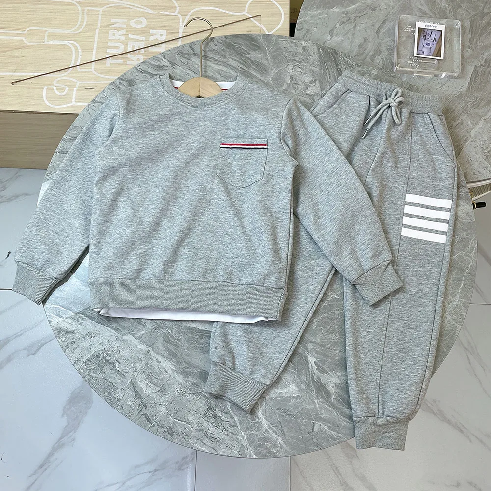 Fashion clothing boys' and girls' set spring and autumn long sleeved top + round neck T-shirt + casual pants three piece set
Fashion clothing boys' and girls' set spring and autumn long sleeved top + round neck T-shirt + casual pants three piece set