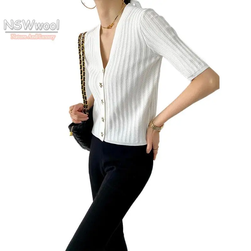 2022 Spring/Summer Woman White Metal Buttons Knitted Cardigan Vertical-stripe Top
2022 Spring/Summer Woman White Metal Buttons Knitted Cardigan Vertical-stripe Top