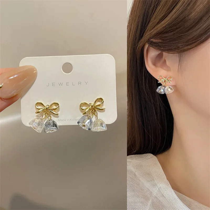 Korean High-fashion Gold Color Small Bow Earrings Clip on No Piercing Temperament Crystal Bow-knot Clip Earrings for Women Girls
Korean High-fashion Gold Color Small Bow Earrings Clip on No Piercing Temperament Crystal Bow-knot Clip Earrings for Women Girls
