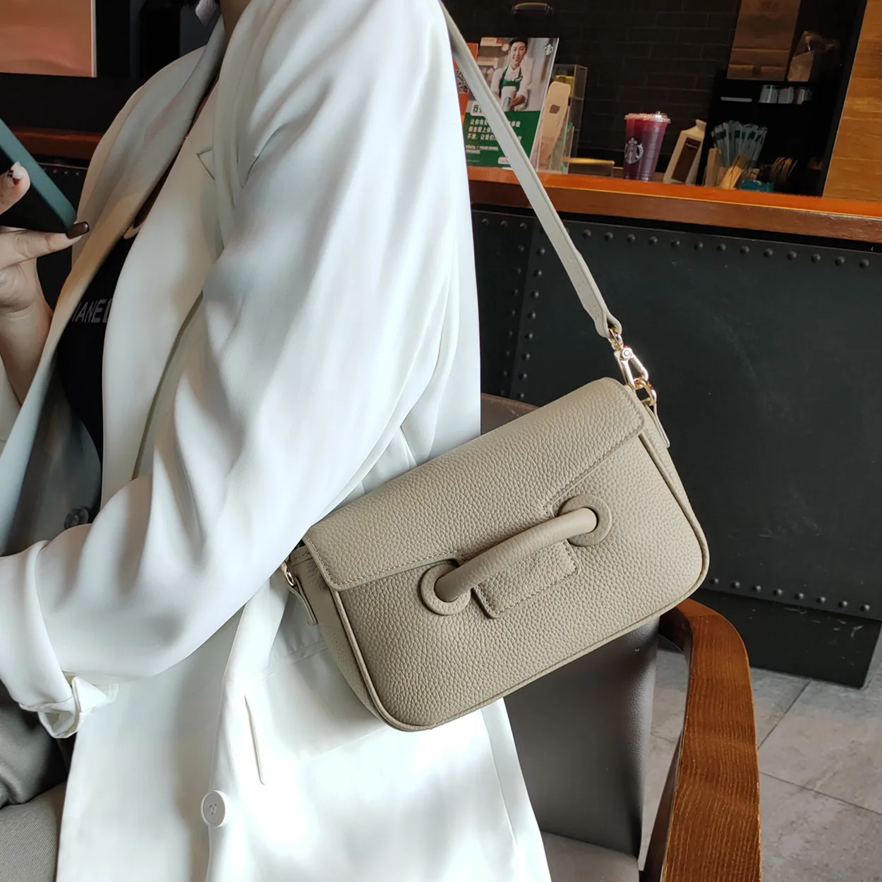 2022 New Cowhide Underarm Small Square Bag Soft Leather Buckle Single Shoulder Messenger Bag Women's Wide Shoulder Strap
2022 New Cowhide Underarm Small Square Bag Soft Leather Buckle Single Shoulder Messenger Bag Women's Wide Shoulder Strap