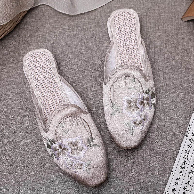 Pointed toe slippers women's embroidered soft bottom retro cloth shoes embroidered shoes women's fashion Baotou slippers
Pointed toe slippers women's embroidered soft bottom retro cloth shoes embroidered shoes women's fashion Baotou slippers
