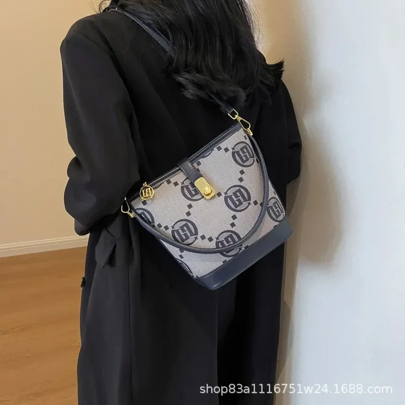 New niche bucket bag for women's birthday gift, light luxury handbag, high-end color contrast single shoulder crossbody bag
New niche bucket bag for women's birthday gift, light luxury handbag, high-end color contrast single shoulder crossbody bag