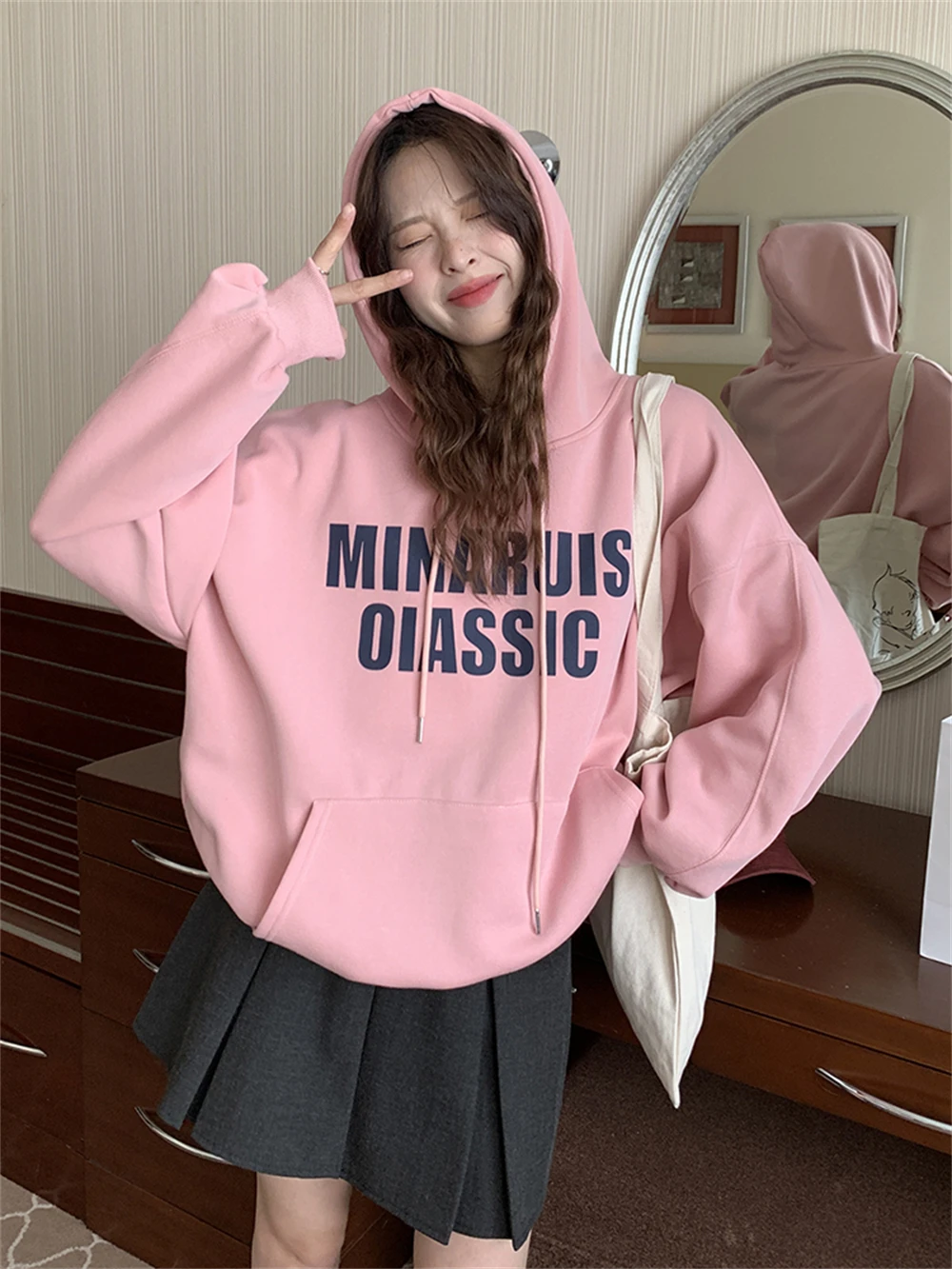 2023 New Early Autumn Women's Wear Korean Retro Commuter Versatile Loose Casual Letter Hooded Sweater
2023 New Early Autumn Women's Wear Korean Retro Commuter Versatile Loose Casual Letter Hooded Sweater