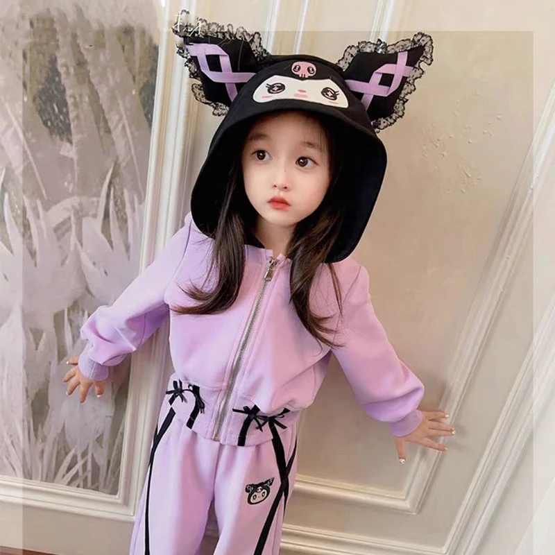 Милый мультяшный Kawaii Sanrioed Kuromi для девочек осень и зима новый комплект детский модный свитер пальто брюки комплект из двух предметов
Милый мультяшный Kawaii Sanrioed Kuromi для девочек осень и зима новый комплект детский модный свитер пальто брюки комплект из двух предметов
