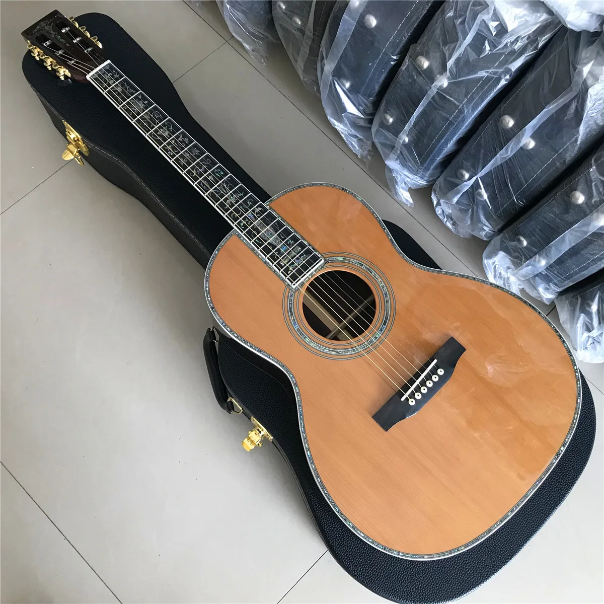 39 Inches Solid Cedar Top 000 Style Acoustic Guitar Real Abalone Ebony Finerboard Rosewood Back And Sides
39 Inches Solid Cedar Top 000 Style Acoustic Guitar Real Abalone Ebony Finerboard Rosewood Back And Sides