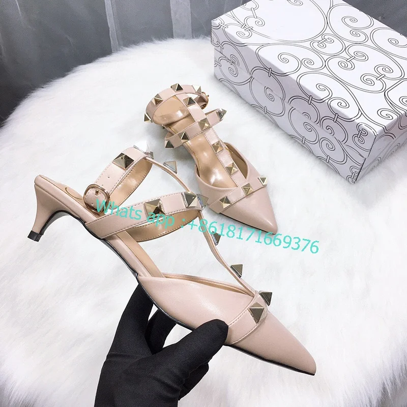Модные роскошные кожаные сандалии с ремешком на пятке с заклепками, пикантные женские сандалии на низком каблуке с острым носком, женские сценические сандалии на плоской подошве 
Модные роскошные кожаные сандалии с ремешком на пятке с заклепками, пикантные женские сандалии на низком каблуке с острым носком, женские сценические сандалии на плоской подошве