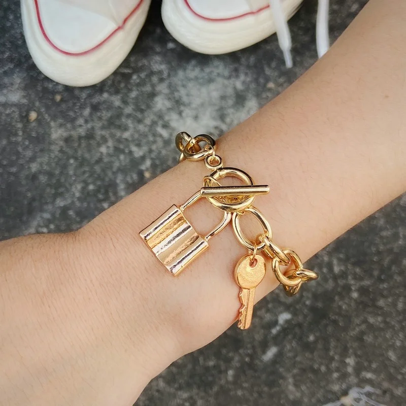 Gold Key Lock Pendant Alloy Thick Chain Bracelet for Women Trending Fashion Creative Exquisite OL Personality Holiday Bracelet
Gold Key Lock Pendant Alloy Thick Chain Bracelet for Women Trending Fashion Creative Exquisite OL Personality Holiday Bracelet