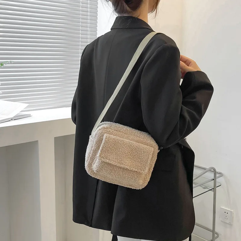 2023NEW Plush Fabric Women's Shoulder Crossbody Bag Small Fashion Lambs Wool Fluffy Fur Winter Female Bag Designer Handbags
2023NEW Plush Fabric Women's Shoulder Crossbody Bag Small Fashion Lambs Wool Fluffy Fur Winter Female Bag Designer Handbags